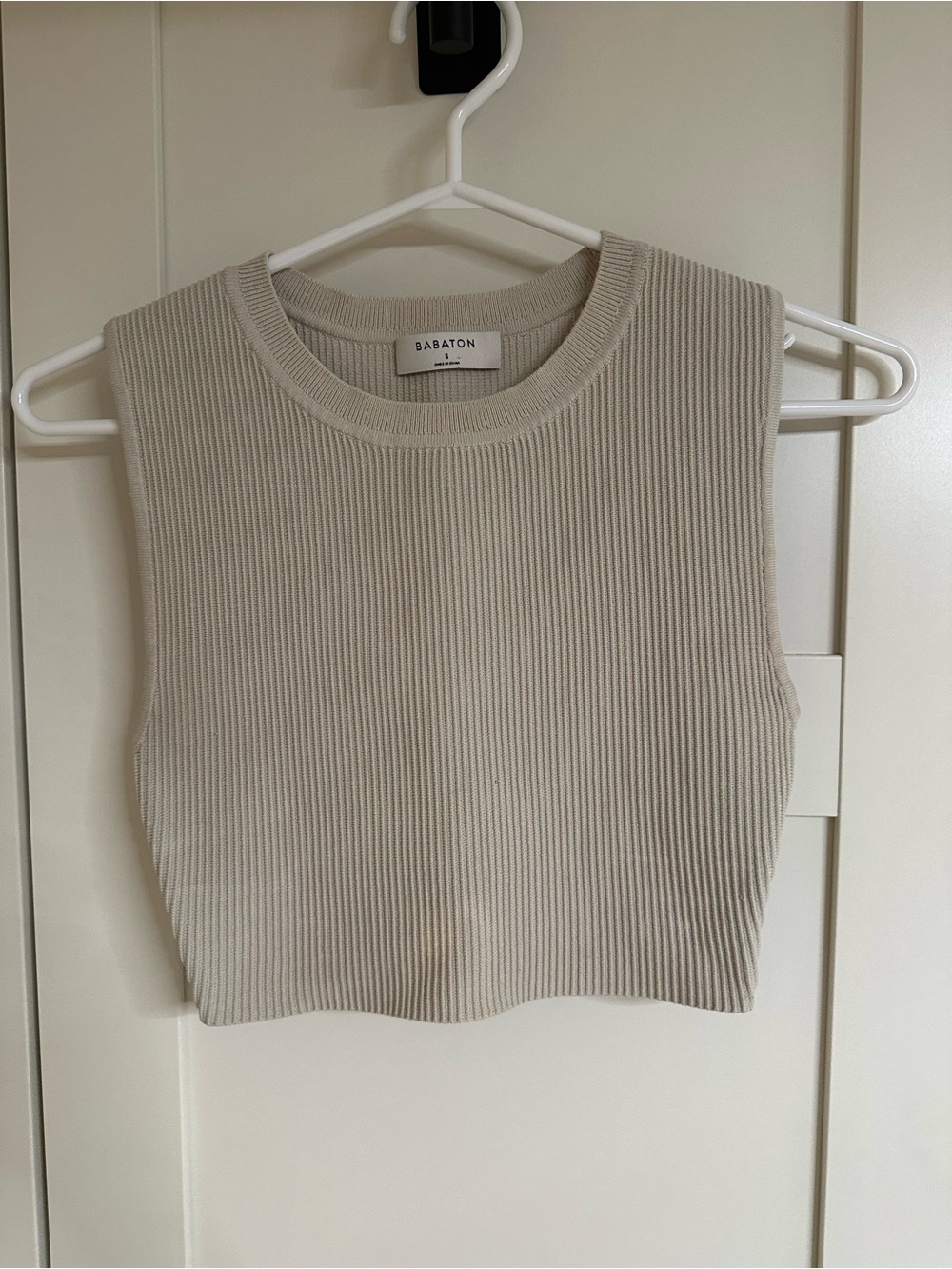 Babaton Neutral Ribbed Sculpt Knit Sleeveless Cropped Tank